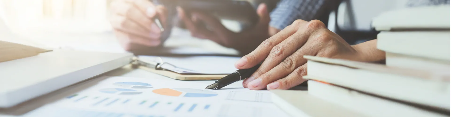 Symbolbild für die Analyse von Arbeitsmarktkennzahlen mit Fokus auf Diagrammen, Zahlen und strategischer Auswertung.