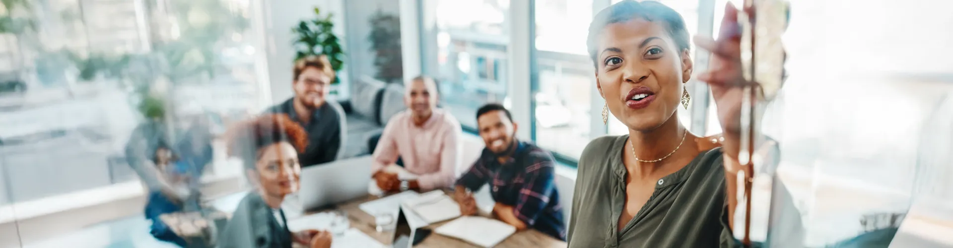 Symbolbild für Candidate Insights mit Fokus auf Teamkommunikation und Expertenanalysen im Rahmen der qualitativen Marktforschung