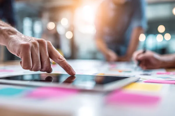 Digitale Teamarbeit am Tablet als Symbol für Data Driven Recruiting und HR Analytics im modernen Personalmarketing.