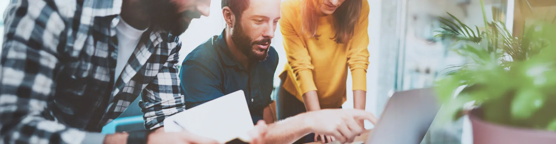 Symbolbild für Data Driven Recruiting mit Fokus auf datenbasierter Teamarbeit und Analyse im HR-Umfeld.