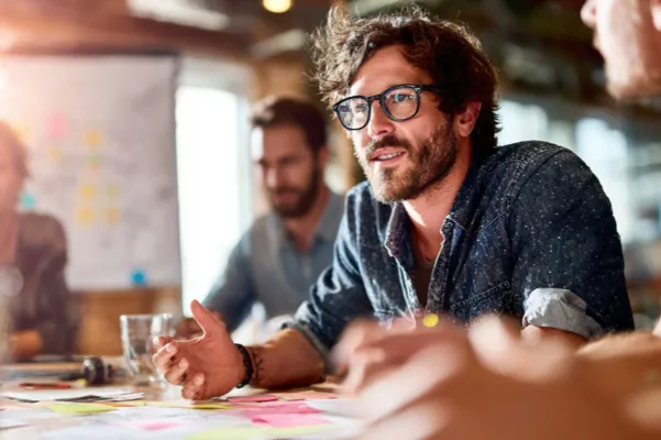 Teamdiskussion als Symbol für Candidate Insights und Expertenbefragungen im Rahmen moderner Marktforschung mit Mitarbeitenden.