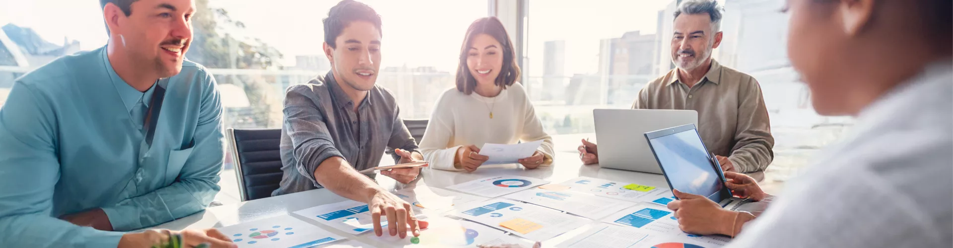 Symbolbild für eine datenbasierte Arbeitsmarktanalyse mit Team bei der Auswertung von Statistiken und Marktkennzahlen.